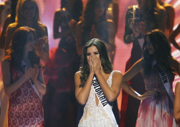 Miss Universe: फ्लोरिडा के मियामी में आयोजित 63वें मिस यूनिवर्स सौंदर्य प्रतियोगिता का ख़िताब जीतने के बाद मिस कोलंबिया पाउलीना वेगा का अंदाज़। (स्रोत-रॉयटर्स)
