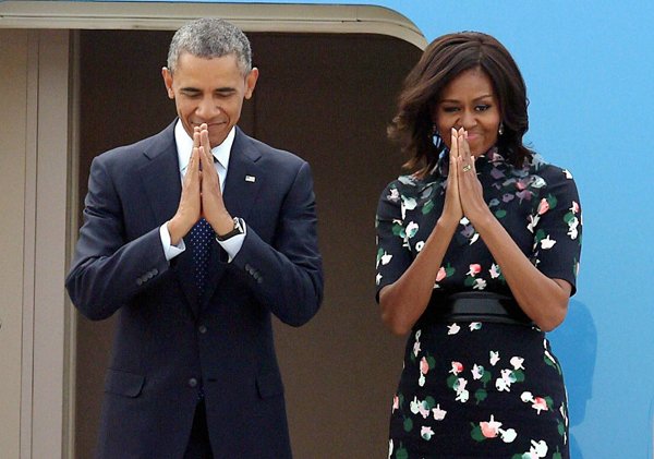 Obama Leave India: ओबामा गणतंत्र दिवस का मुख्य अतिथि बनने वाले पहले अमेरिकी राष्ट्रपति बन गए। वह भारत की दो बार यात्रा करने वाले भी पहले अमेरिकी राष्ट्रपति हैं। अमेरिकी राष्ट्रपति ने यहां सिरीफोर्ट ऑडिटोरिम में टॉउन हॉल संबोधन दिया जिस दौरान उन्होंने विविध मुद्दों पर अपनी राय रखी और धार्मिक सहिष्णुता पर बल दिया। (स्रोत-पीटीआई)