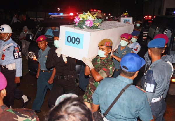 AirAsia Tragedy: इसी बीच, परिवहन मंत्रालय ने घोषणा की है कि समझौते के उल्लंघन के कारण एयरएशिया के सुराबाया-सिंगापुर के मार्ग को निलंबित कर दिया गया है। मंत्रालय ने कहा कि एयर एशिया इंडोनेशिया को इस मार्ग पर चलने की अनुमति सिर्फ सोमवार, मंगलवार, गुरुवार और शनिवार के लिए ही है लेकिन वह इसका संचालन रविवार को भी कर रही थी। (फ़ोटो-एपी)