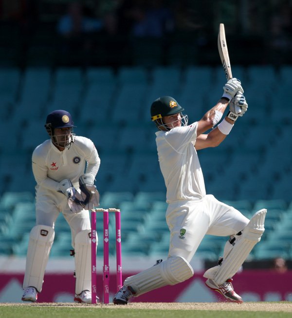 Ind vs Aus Test: भारत और ऑस्ट्रेलिया के बीच सिडनी में खेले जा रहे चौथे और अंतिम टेस्ट मैच के पहले दिन भारत के खिलाफ बल्लेबाज़ी के दौरान शेन वॉटसन भारत के विकेटकीपर रिद्धिमान साहा के सामने से गेंद को ड्राइव करते हुए। (फ़ोटो-एपी)