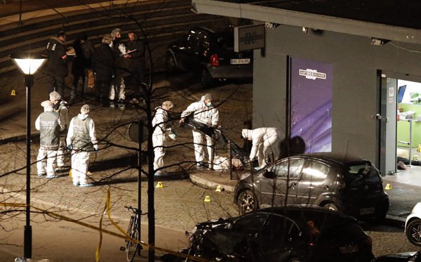 Charlie Hebdo: फ्रांस की पुलिस ने एमेडी कौलीबाले (32) नामक उस व्यक्ति की और हयात बौमेडिएन (26) नामक महिला की तस्वीरें जारी की थी। हयात भी महिला पुलिसकर्मी को गोली मारने की घटना के सिलसिले में वांछित है। पोर्ते दे विंसेनेस इलाके में पुलिस पुलिस ने आसपास की सड़क, स्कूल और दुकानें बंद करा दीं। यहां रहने वाले लोगों को घरों के अंदर ही रहने को कहा गया। (फ़ोटो-एपी)