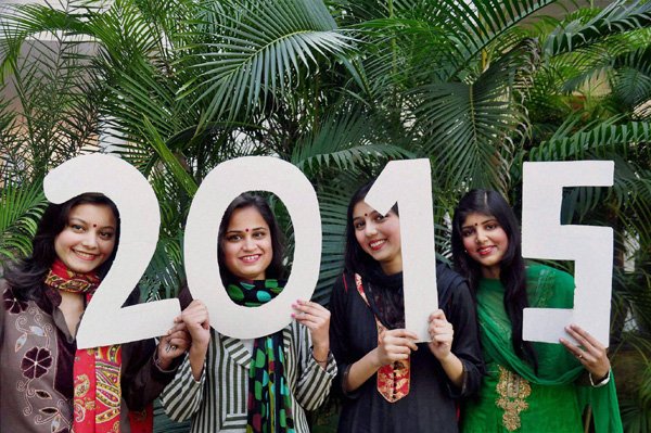 New Year 2015: मुरादाबाद के एक स्कूल में छात्रों ने इस अंदाज में किया नए साल का स्वागत। (फ़ोटो-पीटीआई)