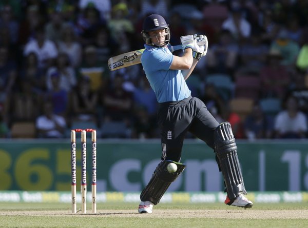 AusVsEng: स्मिथ ने इस बीच ग्लेन मैक्सवेल (37) के साथ चौथे विकेट लिये 69 रन, जेम्स फॉकनर (35) के साथ पांचवें विकेट के लिये 55 रन और ब्रैड हैडिन (42) के साथ छठे विकेट के लिये 81 रन की महत्वपूर्ण साझेदारियां की। (तस्वीर-रॉयटर्स)