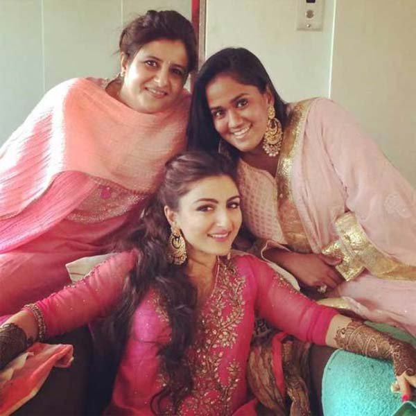 Soha Ali Khan mehendi: सोहा अली खान के मेंहदी समारोह में सलमान की बहन अर्पिता भी शामिल हुईं। (स्रोत-अर्पिता खान ट्विटर)