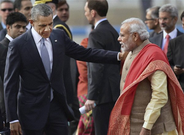 Obama Modi: सिंह ने वर्ष 2006 में ओबामा के पूर्ववर्ती जॉर्ज डब्ल्यू बुश का भी हवाईअड्डे पर स्वागत किया था। बुश का यह भारत आगमन दोनों नेताओं के बीच ऐतिहासिक भारत-अमेरिका परमाणु संधि पर हस्ताक्षर किए जाने के महज एक साल बाद हुआ था। (स्रोत-पीटीआई)