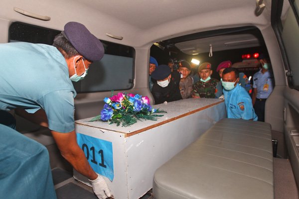 AirAsia Tragedy: अमेरिकी नौसेना के लड़ाकू पोत, यूएसएस फोर्ट वर्थ आज खोज कर सकता है। खोज एजेंसी ने कल कहा था कि अब तक 30 शव बरामद किए जा चुके हैं। (फ़ोटो-एपी)