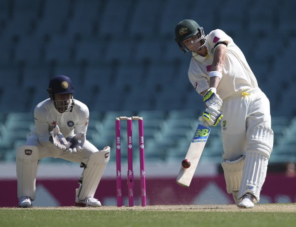 Ind vs Aus Test: भारत और ऑस्ट्रेलिया के बीच सिडनी में खेले जा रहे चौथे और अंतिम टेस्ट मैच के पहले दिन भारत के खिलाफ बल्लेबाज़ी के दौरान स्टीव स्मिथ भारत के विकेटकीपर रिद्धिमान साहा के सामने से गेंद को ड्राइव करते हुए। (फ़ोटो-एपी)