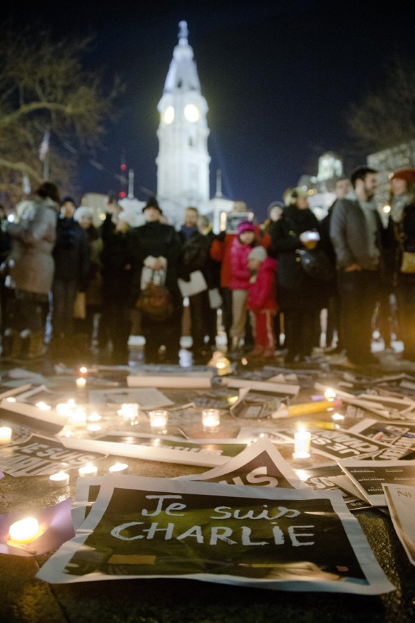 Charlie Hebdo: पेरिस के मुख्य चार्ल्स डी गॉल हवाई अड्डे से केवल 12 किमी दूर दामार्तिन एन गोइली में फ्रांसीसी बलों ने छतों पर स्नाइपर्स तैनात किए थे और प्रिंटिंग कंपनी के ऊपर हेलिकॉप्टरों ने बेहद नीची उड़ानें भी भरीं। शार्ली एब्दो के संदिग्धों को शुक्रवार सुबह इसी कंपनी में घेरा गया। (फ़ोटो-एपी)