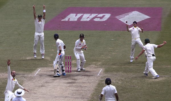 Sydney Test: भारत और ऑस्ट्रेलिया के बीच सिडनी में खेले जा रहे चौथे और अंतिम टेस्ट मैच के पांचवें दिन स्लिप में भारतीय बल्लेबाज़ लोकेश राहुल का 16 के निजी स्कोर पर कैच लेने के बाद खुश होते ऑस्ट्रेलिया के डेविड वॉर्नर। (स्रोत-एपी)