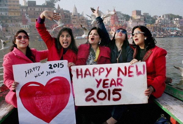 New Year 2015: वाराणसी में नए साल का स्वागत करते छात्र। (फ़ोटो-पीटीआई)
