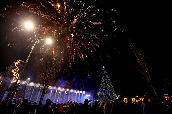 पौलेंड के तिराना स्थित स्कैंडरबर्ग स्क्वॉयर पर नए साल के जश्न के दौरान हो रही आतिशबाज़ी को देखने के लिए लोगों का हुजूम उमड़ पड़ा। (फ़ोटो-एपी)