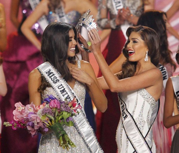Miss Universe: फ्लोरिडा के मियामी में आयोजित 63वें मिस यूनिवर्स सौंदर्य प्रतियोगिता में विजेता बनीं मिस कोलंबिया पाउलीना वेगा को मिस यूनिवर्स क्राउन पहनातीं हुईं अंतिम वर्ष की विजेता वेनेजुएला की गैब्रिएला इसलर। (स्रोत-रॉयटर्स)