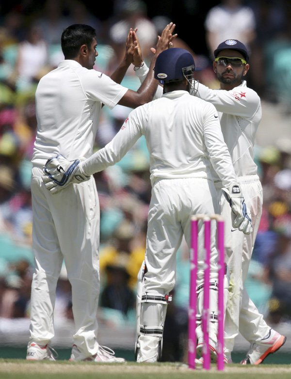 Ind vs Aus Test: भारत और ऑस्ट्रेलिया के बीच सिडनी में खेले जा रहे चौथे और अंतिम टेस्ट मैच के पहले दिन भारत के खिलाफ शतकीय पारी खेलने वाले डेविड वॉर्नर को 101 के निजी स्कोर पर आउट करने के बाद भारतीय गेंदबाज़ रविचंद्रन अश्विन को बधाई देते उनके साथी खिलाड़ी। (फ़ोटो-एपी)