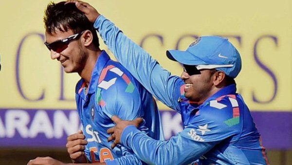Team India: अक्षर पटेल पहली बार विश्व कप की टीम का हिस्सा बने हैं। गेंदबाज़ी के साथ ही बल्लेबाज़ी करने का फायदा पटेल को अंतिम 15 में लाने में सफल रहा।