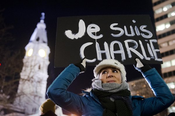 Charlie Hebdo: पुलिस सूत्रों ने बताया कि सुपरमार्केट में पांच लोगों को बंधक बनाने वाले व्यक्ति और शेरिफ और सईद कोउआची के बीच ‘संबंध’ थे। शेरिफ और सईद कोउआची पर शार्ली एब्दो पत्रिका के कार्यालय में गोलीबारी कर 12 लोगों को मार डालने का आरोप है। इससे पहले पुलिस ने अल्जीरियाई मूल के इन दोनों व्यक्तियों का तेज गति से कार से भागते समय पीछा कर रोकने का प्रयास किया और तब भी उनके बीच गोलीबारी हुई थी। (फ़ोटो-एपी)