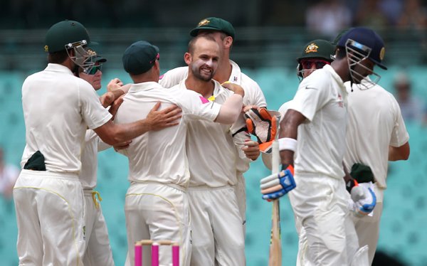 Sydney Test: भारत और ऑस्ट्रेलिया के बीच सिडनी में खेले जा रहे चौथे और अंतिम टेस्ट मैच के पांचवें दिन भारतीय बल्लेबाज़ लोकेश राहुल (16) को आउट करने के बाद साथी खिलाड़ियों के साथ जश्न मनाते नाथन ल्योन। (स्रोत-एपी)