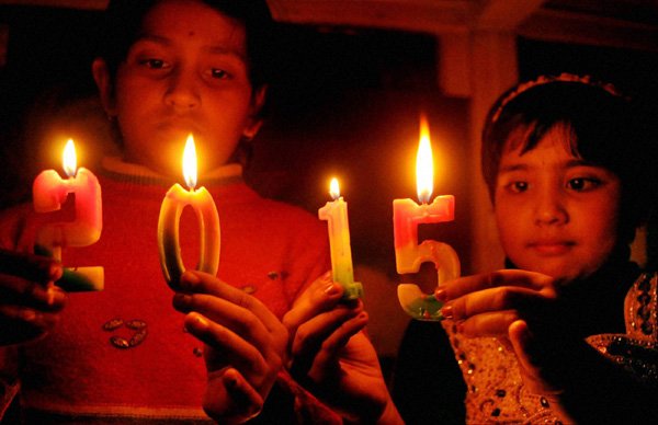 New Year 2015: अगरतल्ला में मोमबत्ती जलाकर बच्चों ने किया नए साल का स्वागत। (फ़ोटो-पीटीआई)