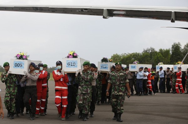 AirAsia Tragedy: एयर एशिया के दुर्घटनाग्रस्त विमान के मलबे की करीब एक सप्ताह से खोज कर रहे बचाव दल ने मानसून की बारिश की वजह से हो रही समस्या के बावजूद कई शव जावा समुद्र से निकाल लिए हैं लेकिन कुछ शव अब भी सीटों पर बेल्ट से बंधे हैं। (फ़ोटो-एपी)