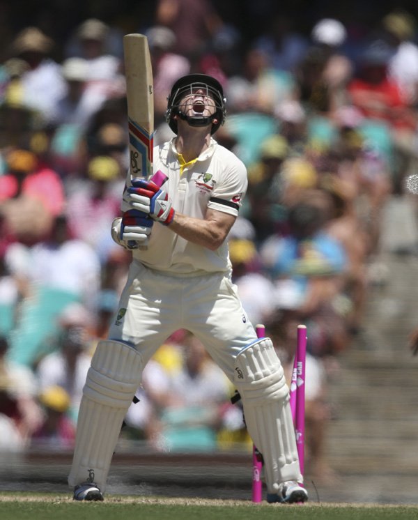 Ind vs Aus Test: भारत और ऑस्ट्रेलिया के बीच सिडनी में खेले जा रहे चौथे और अंतिम टेस्ट मैच के पहले दिन भारत के खिलाफ शतक से चुकने के बाद आसमां की ओर देखकर अफसोस जताते ऑस्ट्रेलियाई बल्लेबाज़ क्रिस रोजर्स। रोजर्स 95 रन बनाकर पवेलियन लौटे। (फ़ोटो-एपी)