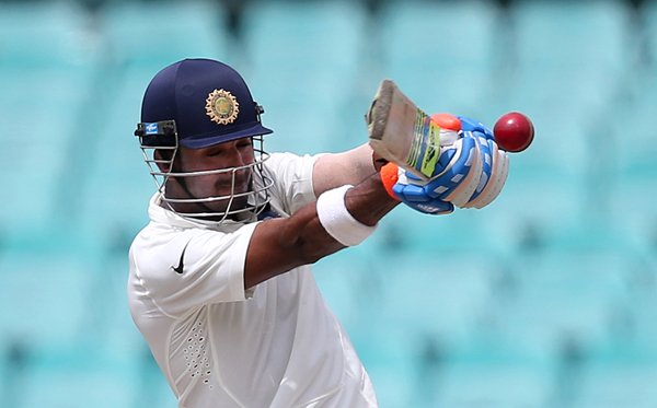 Sydney Test: भारत और ऑस्ट्रेलिया के बीच सिडनी में खेले जा रहे चौथे और अंतिम टेस्ट मैच के पांचवें दिन भारतीय बल्लेबाज़ लोकेश राहुल ऑस्ट्रेलियाई गेंदबाज़ रेयान हैरिस की गेंद पर हुक शॉट खेलते हुए। (स्रोत-एपी)