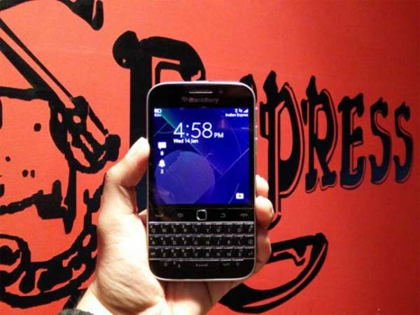 BlackBerry Classic:ब्लैकबेरी क्लासिक उनके लिए पहली पसंद बनकर आया है जो परंपरागत तरीके के कीपैड का इस्तेमाल करना पसंद करते हैं। (स्रोत-इंडियन एक्सप्रेस)