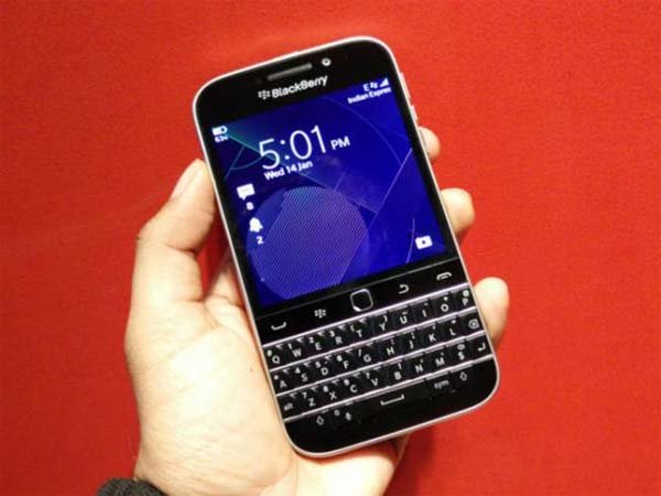 BlackBerry Classic:ब्लैकबेरी क्लासिक ब्लैकबेरी-10 ऑपरेटिंग सिस्टम के नवीनतम संस्करण 10.3.1 पर चलता है। साथ ही इसमें बीबीएम मीटिंग जैसे एक्सक्लूसिव फ़ीचर्स भी दिये गए हैं। (स्रोत-इंडियन एक्सप्रेस)