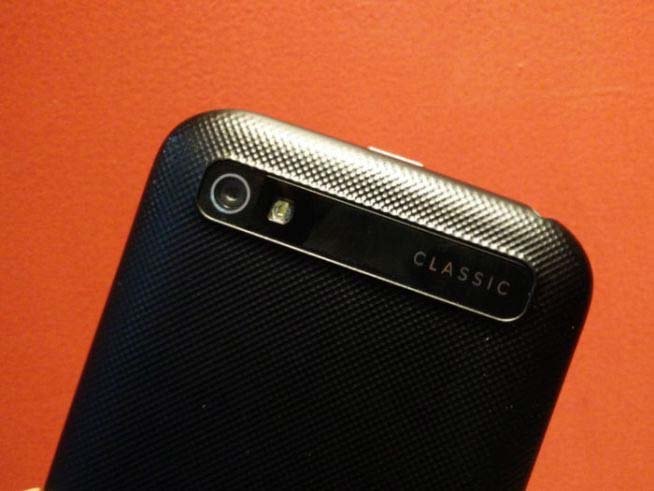 BlackBerry Classic:ब्लैकबेरी क्लासिक में 8 मेगापिक्सल का मेन कैमरा और 2 मेगापिक्सल का फ्रंट कैमरा दिया गया है। (स्रोत-इंडियन एक्सप्रेस)