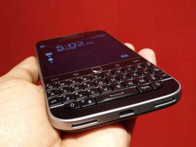 BlackBerry Classic:ब्लैकबेरी क्लासिक में Li-Ion 2515 mAh की नॉन रिमूवल बैटरी है। माइक्रो एसडी कार्ड के जरिए इसकी मेमरी को 128 जीबी तक बढ़ाया जा सकता है। इसमें नैनो सिम की सुविधा दी गई है। (स्रोत-इंडियन एक्सप्रेस)