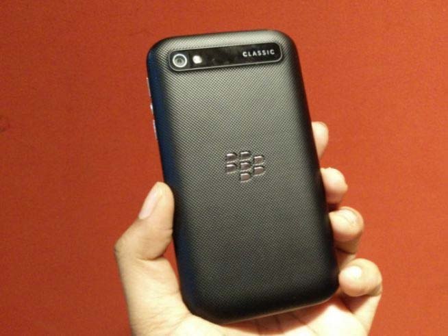 BlackBerry Classic:35 की बैकलिट क्वेरटी कीपैड, कैपेकेटिव मल्टी टच और ऑप्टिकल ट्रैकपैड ब्लैकबेरी क्लासिक को ख़ास बनाती है। (स्रोत-इंडियन एक्सप्रेस)