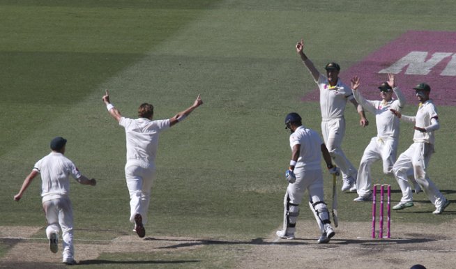 राहुल दोनों परीक्षा में पास हुए। शतक लगाने के बाद वह जब कप्तान कोहली के गले मिले तो भावुक नजर आए। अर्धशतक पूरा करने के बाद राहुल ने बहुत संक्षिप्त जश्न मनाया था लेकिन शतक की खुशी उनके चेहरे पर साफ देखी जा सकती थी क्योंकि इसके माध्यम से उन्होंने खुद को एक टेस्ट बल्लेबाज के तौर पर साबित कर दिया था। (फोटो: एपी)