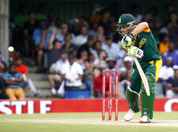 South Africa VS West Indies: गेंदबाजों के उम्दा प्रदर्शन के बाद हाशिम अमला और फाफ डु प्लेसिस के नाबाद अर्धशतकों की मदद से दक्षिण अफ्रीका ने तीसरे एकदिवसीय अंतरराष्ट्रीय क्रिकेट मैच में यहां वेस्टइंडीज को नौ विकेट से हराकर पांच मैचों की श्रृंखला में 3-0 की विजयी बढ़त बना ली। (तस्वीर-एपी)