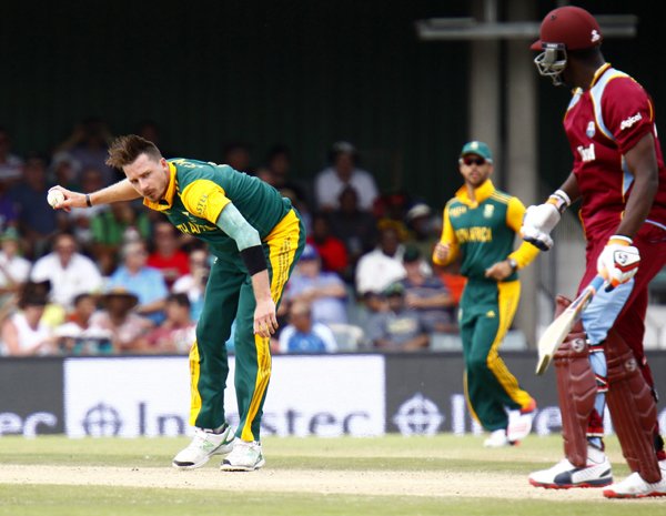 South Africa VS West Indies: इसके जवाब में दक्षिण अफ्रीका ने अमला (63 गेंद में नाबाद 61, नौ चौके) और डु प्लेसिस (71 गेंद में नाबाद 51, पांच चौके) के अर्धशतकों और दोनों के बीच दूसरे विकेट के लिए 97 रन की अटूट साझेदारी की मदद से 24.4 ओवर में ही एक विकेट पर 124 रन बनाकर मैच जीत लिया। (तस्वीर-एपी)
