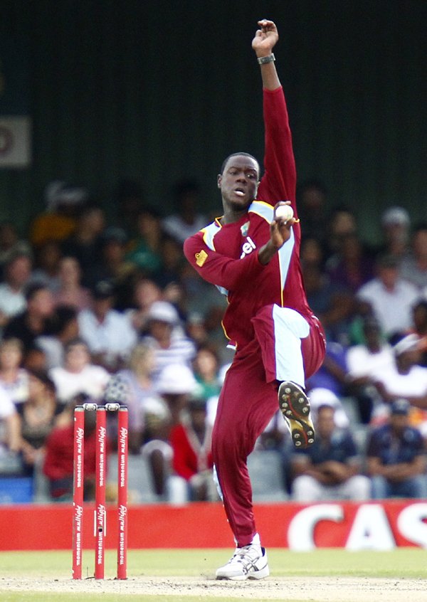 South Africa VS West Indies: फिलेंडर ने अपने पहले दो ओवरों में सलामी बल्लेबाजों ड्वेन स्मिथ (05) और क्रिस गेल (01) को पवेलियन भेजकर चौथे ओवर में ही वेस्टइंडीज का स्कोर दो विकेट पर छह रन कर दिया। (तस्वीर-एपी)
