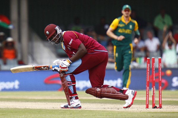 South Africa VS West Indies: वेस्टइंडीज की टीम इन शुरूआती झटकों से नहीं उबर पाई और उसने नियमित अंतराल पर विकेट गंवाए। टीम की ओर से मार्लन सैमुअल्स ने सर्वाधिक 26 रन बनाए। उनके अलावा पांच और बल्लेबाज दोहरे अंक में पहुंचे लेकिन कोई बड़ी पारी नहीं खेल पाया। (तस्वीर-एपी)