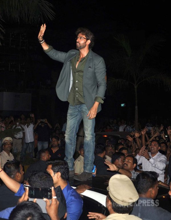 Hrithik Roshan Birthday: स्कूल और कॉलेज की पढ़ाई खत्म करने के बाद ऋतिक रोशन ने अमेरिका जाकर मास्टर डिग्री करने का फैसला किया। और वहीं पर जाकर उनकी रुचि फिल्मी दुनिया की ओर हुई। 1992 में आई फिल्म खेल में ऋतिक ने सहायक निर्देशक की भूमिका निभाई। निर्देशक पिता की वजह से उन्हें यह मौक़ा मिला। फिर 1997 की फिल्म कोयला में भी ऋतिक सहायक निर्देशक के तौर पर नजर आए।