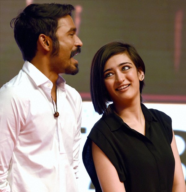 Akshara Haasan: अक्षरा कहती हैं कि उनका अपनी बहन श्रुति के साथ बेहद खास रिश्ता है जिन्होंने शमिताभ के एक गाने में अपनी आवाज दी है। फिल्म छह फरवरी को रिलीज होगी। वह कहती हैं, ‘‘हम एक दूसरे का बहुत ख्याल रखते हैं। बचपन में मैं खुद को उनके छोटे भाई की तरह समझती थी और उनकी ढाल बनी रहती थी। और वह एक बड़ी बहन की तरह ही मुझे संभालती थीं।’’ (फ़ोटो-पीटीआई)