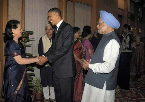 Indo US: नई दिल्ली में आयोजित रात्रिभोज में अमेरिकी राष्ट्रपति बराक ओबामा, संप्रग अध्यक्ष सोनिया गांधी और तत्कालीन प्रधानमंत्री मनमोहन सिंह। (स्रोत-पीटीआई)