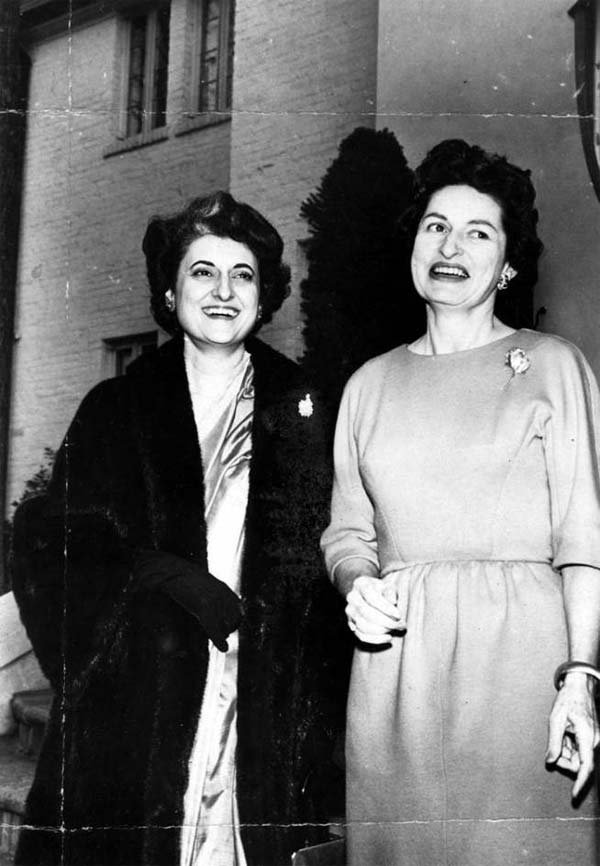 Indo US: 19 जनवरी 1966 को अमेरिका यात्रा के दौरान तत्कालीन प्रधानमंत्री इंदिरा गांधी अमेरिकी राष्ट्रपति की पत्नी बी जॉनसन के साथ। (स्रोत-एजंसी फ़ोटो)