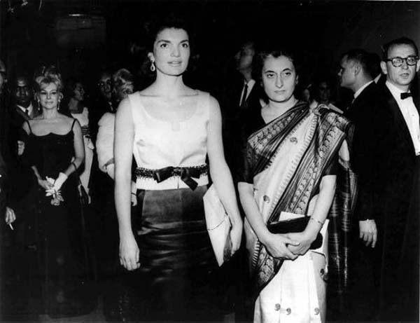 Indo US: न्यूयॉर्क में "Nehru - His life and his India" विषय पर आयोजित प्रदर्शनी में मिस जैकलीन कैनेडी के साथ मिस इंदिरा गांधी।