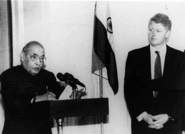 Indo US: भारत के तत्कालीन प्रधानमंत्री पीवी नरसिम्हा राव और अमेरिकी राष्ट्रपति बिल क्लिंटन। (स्रोत-एजंसी फ़ोटो)