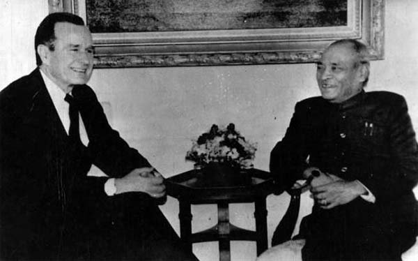 Indo US: 31 जनवरी 1992 को न्यूयॉर्क में भारत के तत्कालीन प्रधानमंत्री पीवी नरसिम्हा राव अमेरिकी राष्ट्रपति जॉर्ज बुश से बातचीत करते हुए। (स्रोत-एक्सप्रेस आर्काइव)