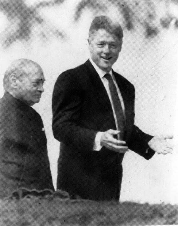 Indo US: तत्कालीन प्रधानमंत्री पीवी नरसिम्हा राव और अमेरिका के राष्ट्रपति बिल क्लिंटन। (स्रोत-एक्सप्रेस आर्काइव)