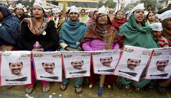 Kejriwal Delhi Election: चुनाव आयोग ने आम आदमी पार्टी के नेता अरविंद केजरीवाल द्वारा बार बार की जा रही उस टिप्पणी को गंभीरता से लिया है जिसमें उन्होंने मतदाताओं से कहा है कि अगर भाजपा और कांग्रेस पैसे दे तो वे ले लें लेकिन वोट आम आदमी पार्टी को दें। (स्रोत-पीटीआई)