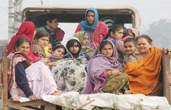 सीमा पर पाक की भारी गोलीबारी, 10,000 लोगों ने छोड़ा अपना घर