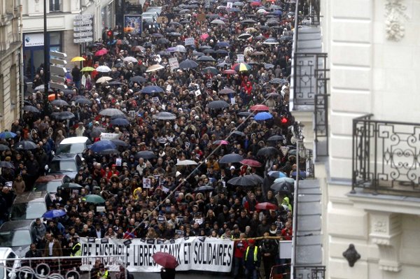 Paris Shooting: फ्रांस में इस्लामी चरमपंथियों द्वारा की गई हिंसा में मारे गए 17 लोगों को श्रद्धांजलि देने के लिए सात लाख से भी ज्यादा लोग सड़कों पर उतर आए। (फ़ोटो-रॉयटर्स)