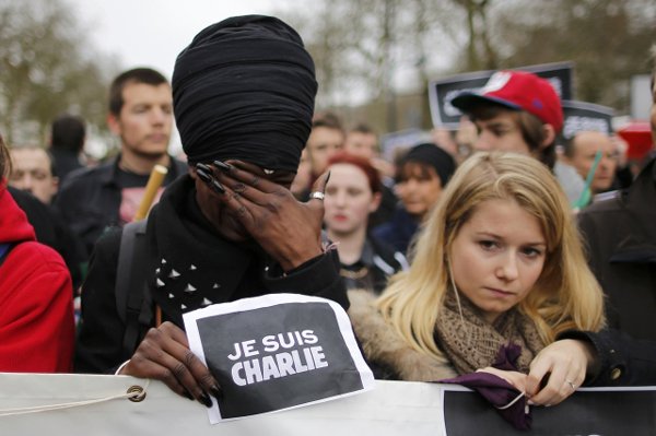 Paris Shooting: गृहमंत्री बर्नार्ड केजेनेयूव ने बताया कि करीब सात लाख लोगों ने मार्च किया। हालांकि उन्होंने लोगों के बारे में कोई स्पष्ट आंकड़ा नहीं दिया। लेकिन एक अनुमानित आंकड़ों के अनुसार कई हजार लोगों ने सड़कों पर प्रदर्शन किया। (फ़ोटो-रॉयटर्स)