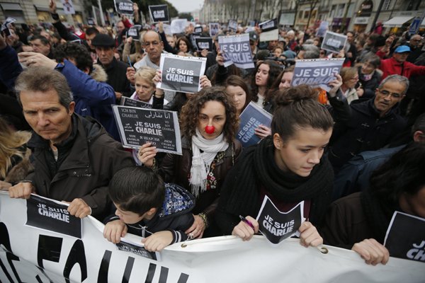 Paris Shooting: इसके अलावा 23,000 नीस में, 22,000 ओरलियांस में, 22,000 लिले में और 20,000 की संख्या में बेसनकॉन में लोग आतंकवाद का विरोध करने के एकजुट हुए। (फ़ोटो-रॉयटर्स)