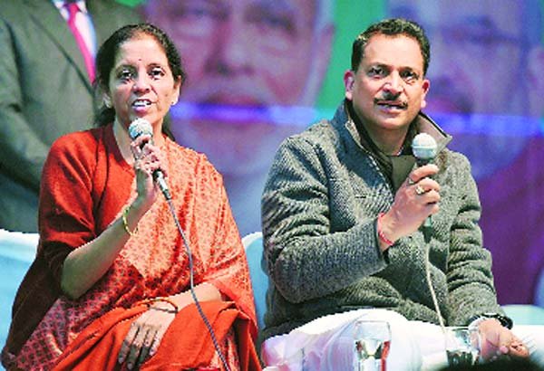 केंद्रीय मंत्री राजीव प्रताप रूडी और निर्मला सीतारमण ने गुरुवार को कहा कि भाजपा नेता अब चुनाव तक आप पार्टी के प्रमुख अरविंद केजरीवाल से पांच सवाल पूछेंगे। उन्होंने केजरीवाल पर लगातार झूठ बोल कर जनता को गुमराह करने का आरोप लगाया। पहले दिन रूडी ने ही केजरीवाल से पांच सवाल पूछे। (फोटो: जनसत्ता)