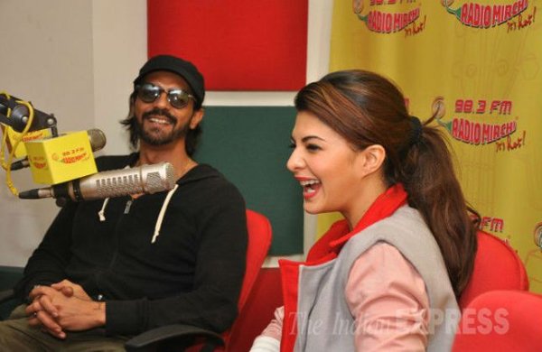 आनेवाली फिल्म 'रॉय' के प्रमोशन के लिए रेडियो स्टेशन पहुंचे फिल्म के कलाकार जैकलीन फर्नांडिज और अर्जुन रामपाल। (फ़ोटो-वरिंदर चावला)