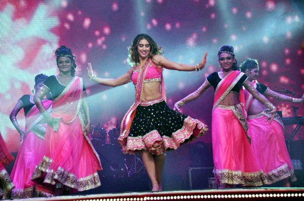 Saifai Mahotsav: इटावा जिले में आयोजित सैफई महोत्सव में परफॉर्म करतीं एक अदाकारा। (फ़ोटो-पीटीआई)